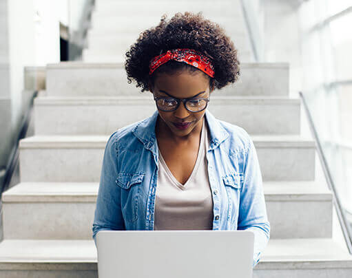 Photo d'une étudiante studieuse